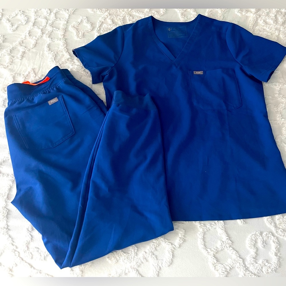 FIGS set- Catrina top & Zamora joggers in medium